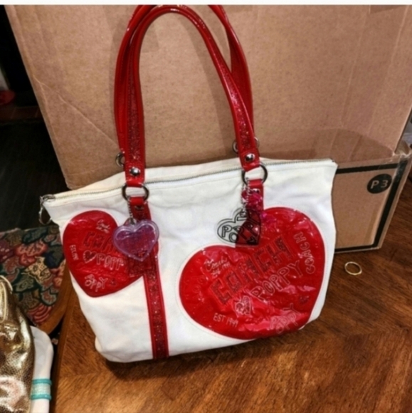 DEADSTOCK RARE COACH Poppy VALENTINES DAY HEART TOTE LIMITED EDITION - Picture 3 of 15
